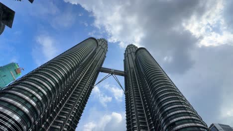 Petronas-Twin-Towers---Dreharbeiten-Zu-Immobiliengebäuden-In-Kuala-Lumpur,-Malaysia