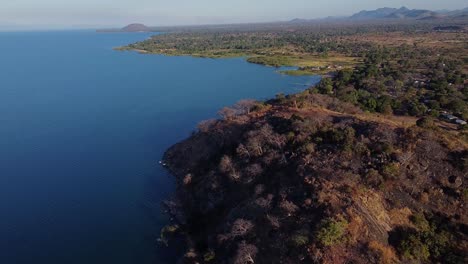 Flug-über-Die-Atemberaubende-Aussicht-Auf-Den-Malawisee-In-Malawi,-Afrika