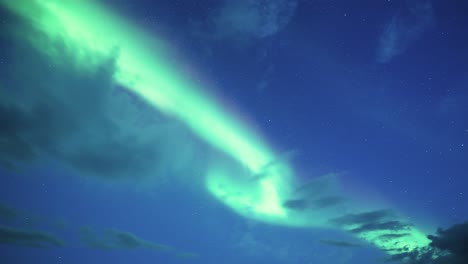 Una-Magnífica-Exhibición-De-La-Aurora-Boreal-En-El-Oscuro-Cielo-Invernal