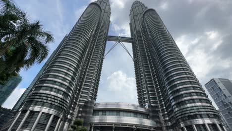 Unten-Petronas-Towers-POV-Kuala-Lumpur-Malaysia-Asiatische-Immobilien