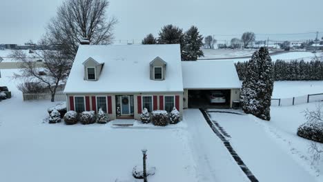 Mann-Schaufelt-Schnee-Am-Kalten-Weihnachtsmorgen-In-Amerika