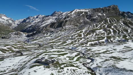 Cordillera-De-Los-Pirineos-Franceses-Cubierta-De-Nieve-Blanca---Aérea-4k