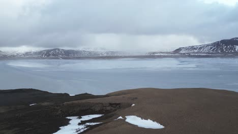 Vista-Panorámica-De-La-Costa-Sur-De-Islandia-Con-Cordillera-En-Un-Día-Nublado,-Plataforma-Rodante-Aérea-En