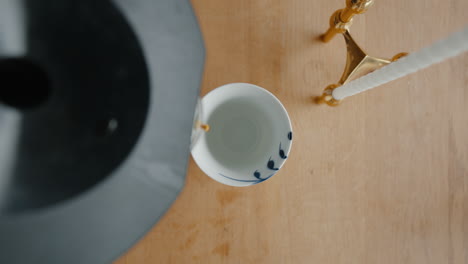Frischen-Kaffee-Von-Oben-In-Eine-Traditionelle-Tasse-Gießen