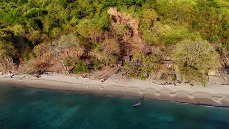Drohnenaufnahmen-Eines-Kleinen-Bambusdorfes-Am-Strand-In-Der-Nähe-Von-Palawan-Auf-Den-Philippinen