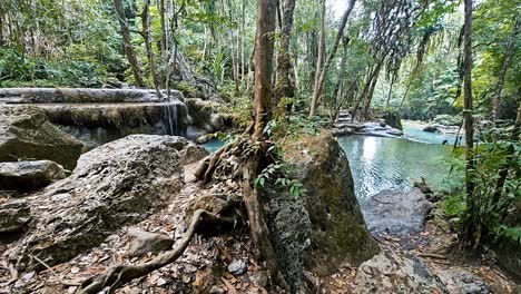 Piscinas-De-Cascadas-En-La-Jungla-En-El-Parque-Nacional-De-Erawan,-Entorno-Natural-Sereno-Con-Cascadas-Y-Follaje-Exuberante