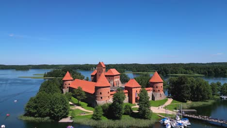 Trakai-Castle-4K-Filmische-Drohnenaufnahme-–-Trakai-–-Litauen