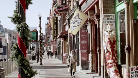 Tourists-on-Broadway-Street-in-Nashville,-Tennessee-during-the-day-with-stable-video
