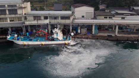 Fischerboot-Segelt-Am-Japanischen-Kyotango-Dock,-Möwen,-Vögel-Fliegen-An-Einer-Drohne-Vorbei,-Blaue-Landschaft-Der-Japanischen-Kansai-Schiffsindustrie,-Landschaft-Von-Kyoto