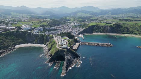 Küstendorf-Luarca-In-Asturien,-Spanien---Luftaufnahme-4k