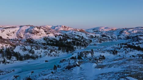 Schneebedeckte-Bergkette-Bei-Sonnenuntergang-Während-Der-Wintersaison-In-Der-Nähe-Von-Bessaker,-Norwegen