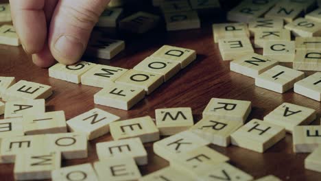Holz-Scrabble-Fliesen-Buchstaben-Bilden-Kreuzworträtsel-Wörter-GVO,-Essen-Und-Schlecht