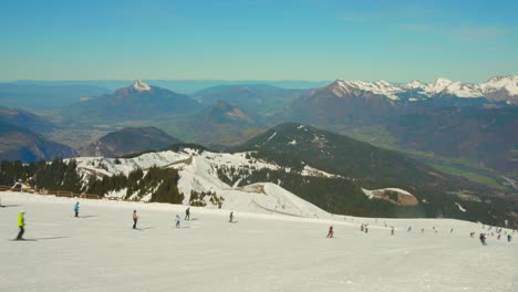 Menschen,-Die-Tagsüber-Auf-Den-Pisten-Der-Französischen-Alpen-In-Frankreich-Ski-Fahren