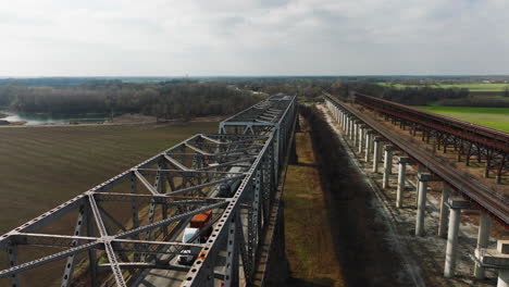 Vías-De-Tren-Paralelas-En-El-Parque-Regional-Del-Río-West-Memphis-Delta,-Tennessee,-Durante-El-Día,-Vista-Aérea