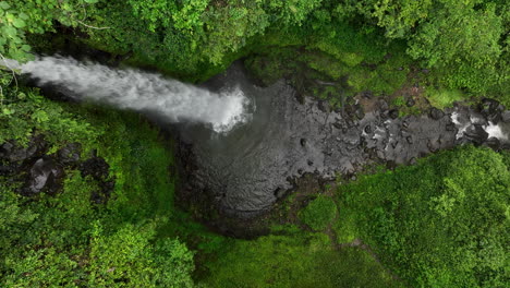 Tiu-Teja-Waterfall-zooming-out-in-aerial-view-on-Lombok,-Indonesia