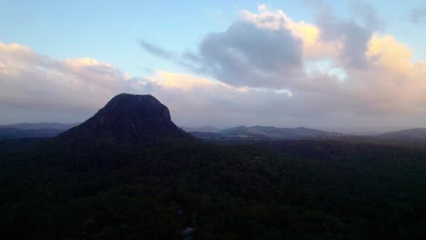 Ein-Malerischer-Blick-Auf-Die-Berge-Bei-Sonnenuntergang-Im-Hinterland-Von-Noosa,-Queensland,-Australien
