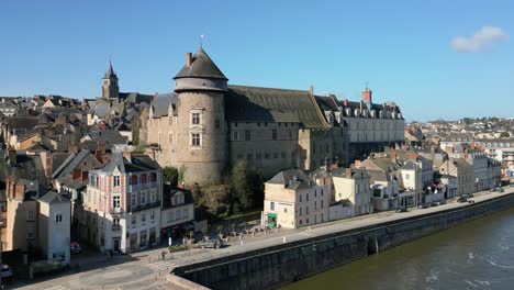 Castillo-Chateau-De-Laval-Y-Orilla-Del-Río,-Mayenne-En-Francia