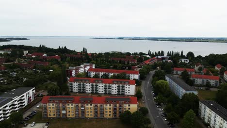Luftaufnahme:-Schwenk-Drohnenaufnahme-Der-Wunderschönen-Stadt-Rostock,-Deutschland