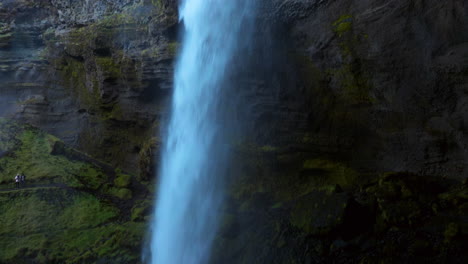 Kvernufoss-Wasserfall---Wasser-Fließt-über-Schroffe-Klippen-In-Island