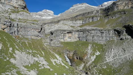 Nationalpark-Ordesa-Und-Monte-Perdido,-Gebirgstal-In-Den-Pyrenäen,-Nordspanien---Luftaufnahme-4k