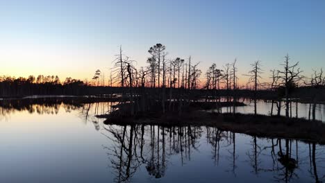 Ein-Nationalparksee-Mit-Einem-Morgendlichen-Sonnenuntergang-Im-Hintergrund