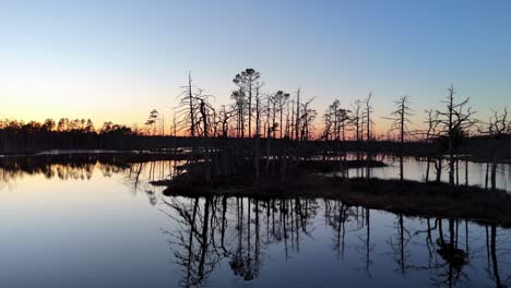 Un-Lago-Del-Parque-Nacional-Con-Una-Puesta-De-Sol-Matutina-Al-Fondo