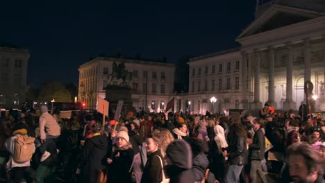 Manifestación-De-Solidaridad-Panárabe-Con-Banderas-De-Sandía-En-La-Noche