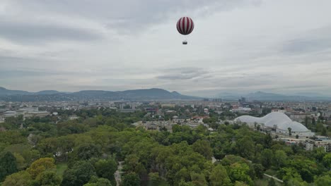 Atracción-Turística-En-Globo-Aerostático-En-Budapest,-Hungría---Pedestal-Aéreo-4k