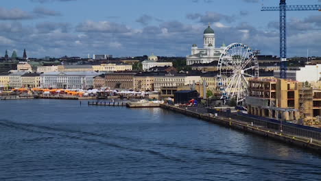 Helsinki,-Finnland,-Skyline-Vom-Hafen-An-Einem-Sonnigen-Sommertag