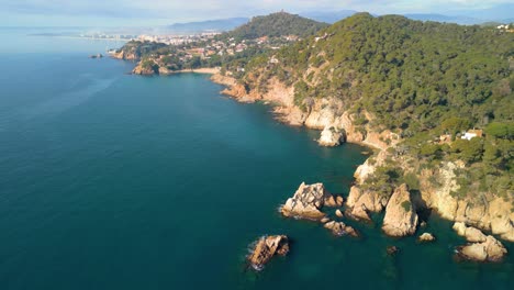 Entdecken-Sie-Die-Bezaubernde-Schönheit-Der-Strände-Von-Lloret-De-Mar-Aus-Der-Luft-Und-Fangen-Sie-Das-Klare-Blaue-Meer-Und-Die-Gehobenen-Tourismusziele-Santa-Cristina-Und-Cala-Treumal-Ein