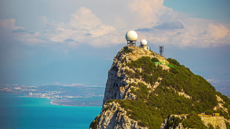 Timelapse-De-Nubes-En-Movimiento-Sobre-La-Estación-De-Radar-En-La-Cima-Del-Peñón-De-Gibraltar