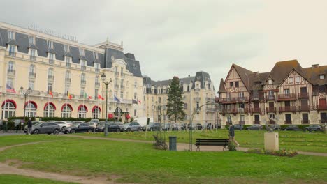 El-Encanto-Atemporal-Del-Histórico-Grand-Hotel-Cabourg-En-Francia.