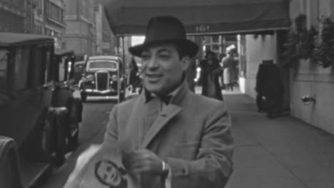 El-Hombre-De-Traje-Y-Sombrero-Lee-El-Periódico-En-La-Acera-En-El-Centro-De-Nueva-York-En-1930