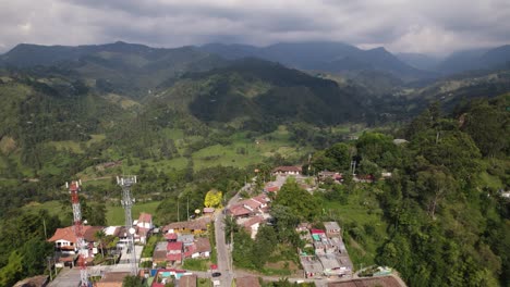 Sobrevuelo-De-Drones-Salento-Hacia-Un-Exuberante-Valle-Boscoso-En-Las-Montañas-Colombianas,-Colombia