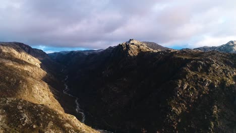 Imágenes-De-Drones-Del-Valle-Del-Cañón-De-Montaña