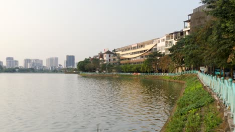 Paseo-Junto-Al-Lago,-Serenidad-De-Los-Momentos-En-Los-Que-El-Día-Se-Convierte-En-Noche