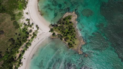 Meereswellen-Rollen-In-Sandbuchten-über-Korallenriffen-Mit-Tropischen-Palmen-Und-Weißem-Sandstrand,-Drohnenansicht-Aus-Der-Vogelperspektive