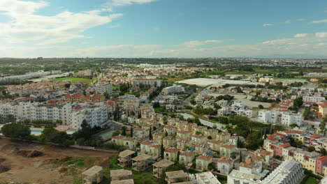 Ciudad-De-Protaras-Con-Complejo-Hotelero-Y-Zona-Residencial-Durante-El-Día-Soleado-En-Chipre