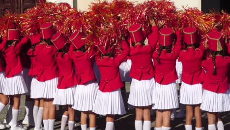 Majorette-Mädchen-In-Rot-weißen-Uniformen-Winken-Pompons-In-Der-Gruppenübung