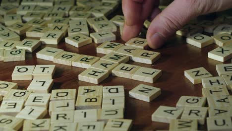 Kreuzworträtsel-Zu-Israel,-Hamas-Und-Krieg,-Erstellt-Mit-Scrabble-Buchstabensteinen