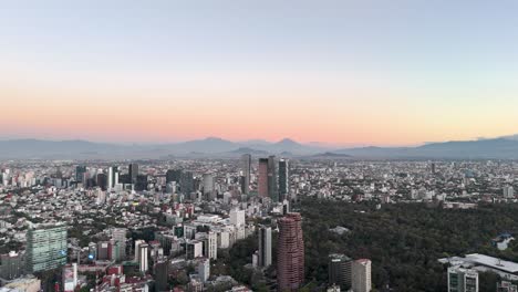 Toma-De-Drones-De-Rascacielos-En-La-Ciudad-De-México-Y-Volcanes.