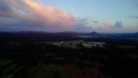 Luftaufnahme-Der-Landschaft-Im-Hinterland-Von-Noosa-In-Der-Abenddämmerung-In-Queensland,-Australien