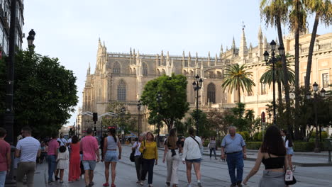 Gente-Caminando-Por-La-Avenida-Constitución-Al-Atardecer,-Sevilla,-España