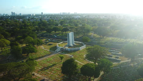 Drohne-Nähert-Sich-Dem-Manila-Memorial-Park---Sucat,-Parañaque,-Philippinen