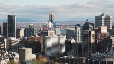 Eine-Warme-Herbstsonne-Taucht-Montreals-Innenstadt-In-Ein-Stadtbild-Mit-Einem-Neuen-Wolkenkratzer-Inmitten-Der-Etablierten-Hochhäuser