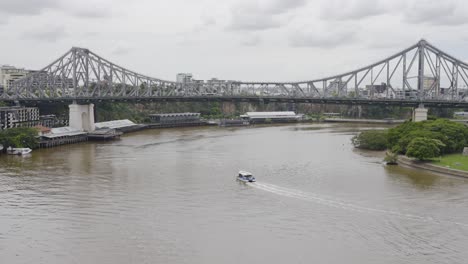 Drohnenansicht-Des-Brisbane-River:-Kitty-Cat-Fähre-Nähert-Sich-Der-Story-Bridge