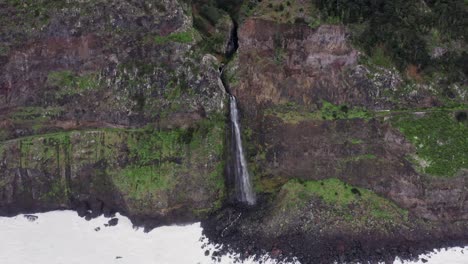 Video-De-Drone-De-Una-Cascada-En-Maderia.