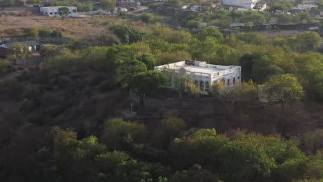 La-Vista-Aérea-De-Un-Dron-Muestra-Un-Gran-Palacio-Rodeado-De-Muchos-árboles-Grandes.