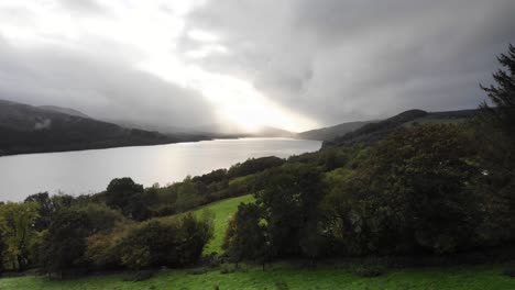 Luftaufnahme-Des-Flussufers-Im-Green-Valley-Mit-Loch-Tummel-Im-Hintergrund