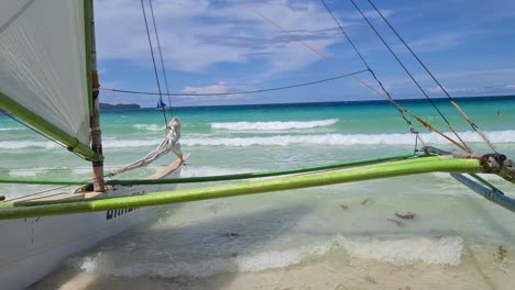 Catamarán-En-Playa-Blanca,-Isla-De-Boracay,-Filipinas,-Destino-De-Viaje-Exótico-60-Fps